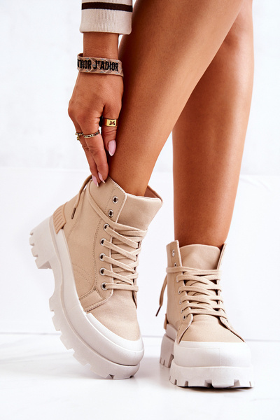 Tmavo zviazané topánky zviazané