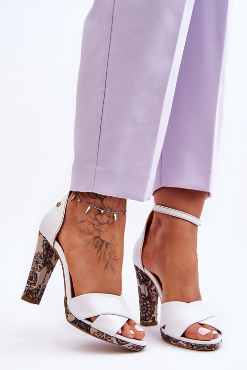 Kožené sandály na podpatku Maciejka 06081-11 Bílá