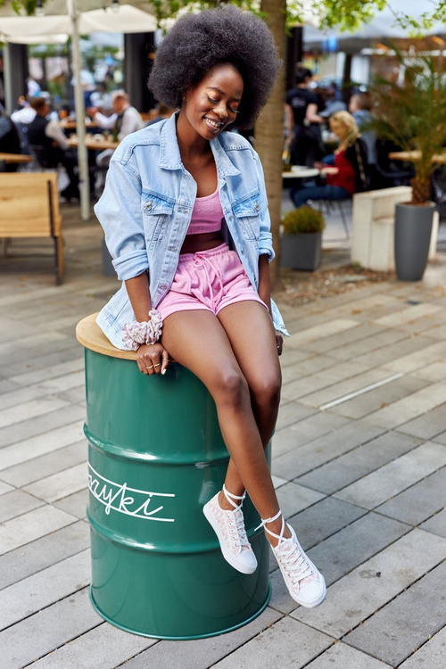 Dámske prihlásené v bielych a ružových teniskách voľna