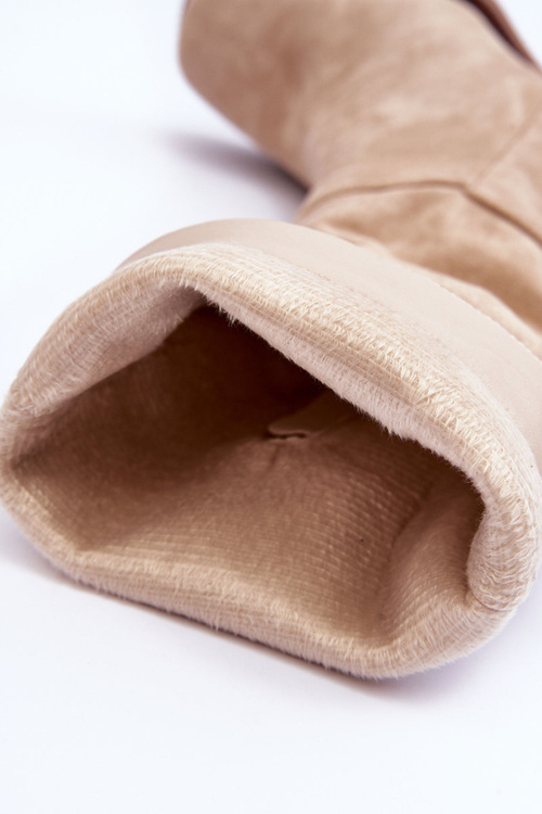 Semišové topánky na obrovskej ťažkej béžovej virdane