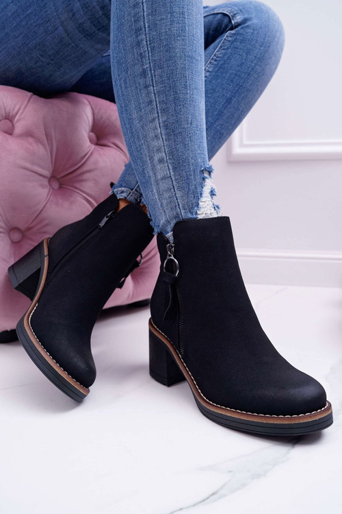 Dámske topánky na stĺpe izolovanej Felt Black Delia