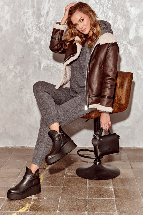 Dámske kožené topánky na klinovej plošine s čiernymi pruhmi Zazoo 1752