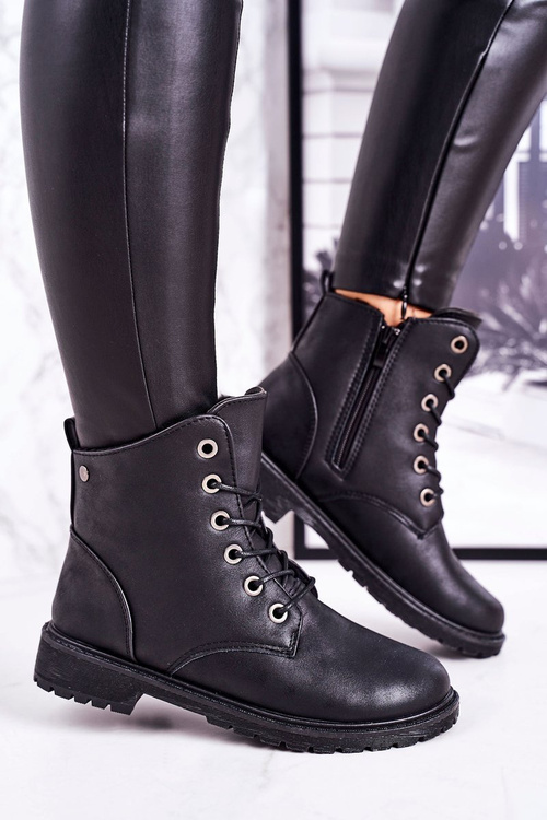 Pracovné topánky žien izolované čiernou kožušinou