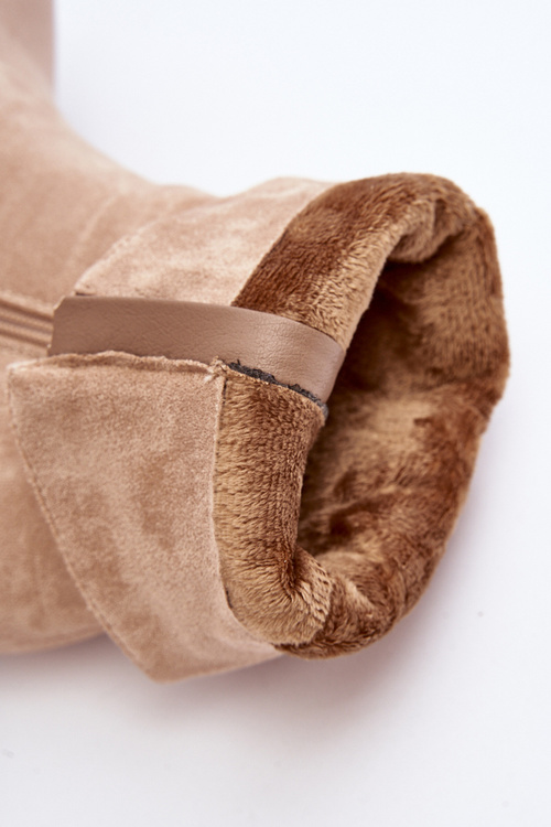 Dámske topánky izolované so zvrškovým zvrškom na šialenom béžovom stĺpe