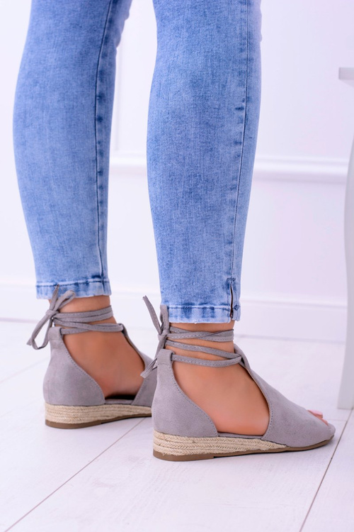 šedé semišové sandály na lehkém klínu Espanoso