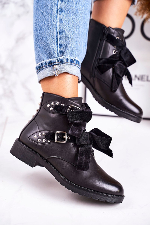 Izolované topánky žien so svorkami a čiernou špeciálnou stuhou