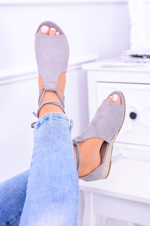 šedé semišové sandály na lehkém klínu Espanoso