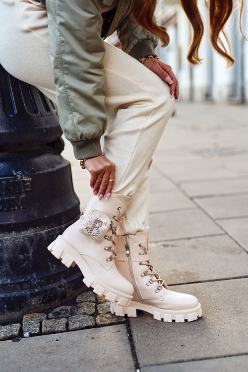 Ženské topánky na platforme izolovanej béžovej seul