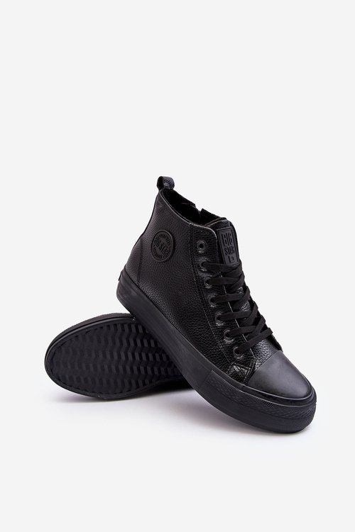 Izolované tenisky s vysokými mužmi na posúvaní čiernej veľkej hviezdy MM174065