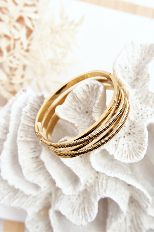 Dámsky náramok vyrobený zo zlatej chirurgickej ocele