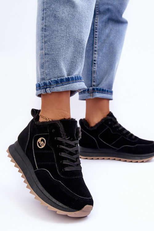 Izolované kožené športové topánky na čiernej platforme Adite