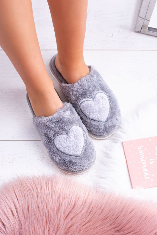 Šedé pantofle v srdci