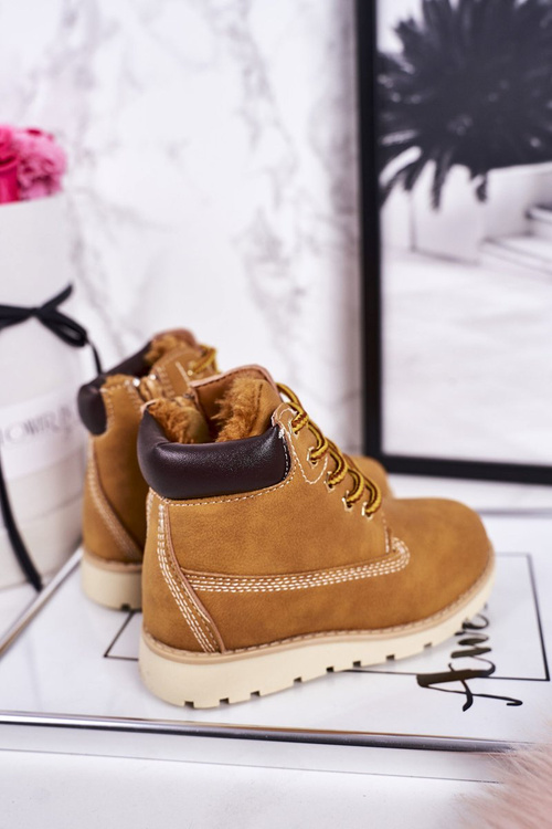 Izolované topánky pre deti v karamelovom woody