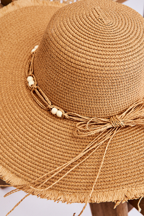 Dámsky módny klobúk s dekoratívnym béžovým lukom