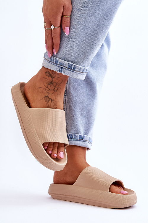 Módne svetlé žabky