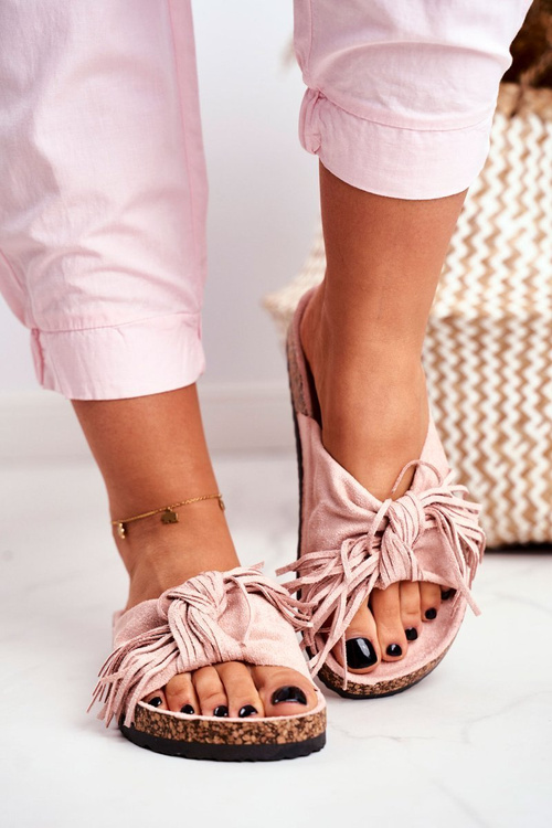 Dámska špinavá ružová flip -flops na dopravnej zápche Marina