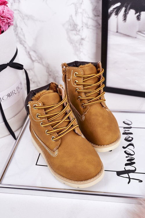 Izolované topánky pre deti v karamelovom woody