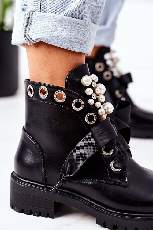 Izolovaní pracovníci s perlami čiernou perlou