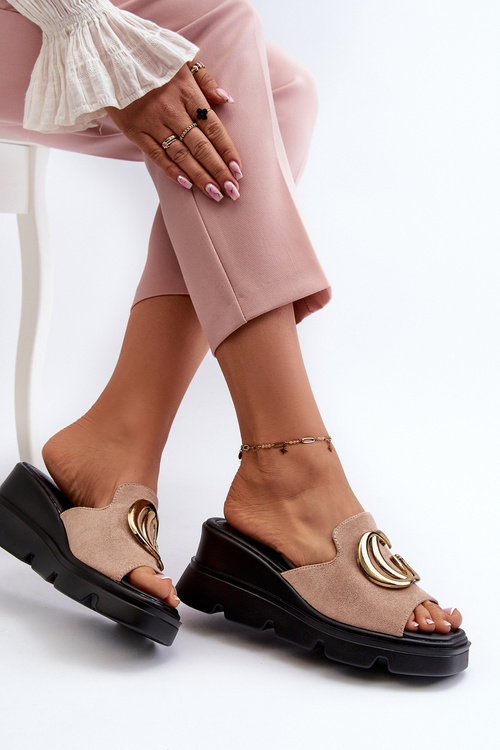 Dámske Šľapky Z Eko Semišu Na Klíne A Platforme So Zlatou Ozdobou Vinceza 58295 Béžové