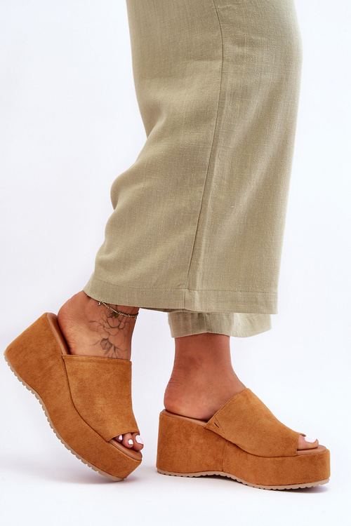 Ženské papuče na masívnej platforme Camel Martina