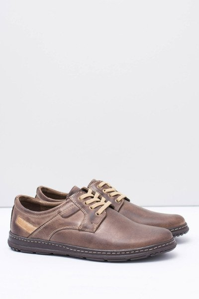 Hnedé topánky na manifestovanie mužov