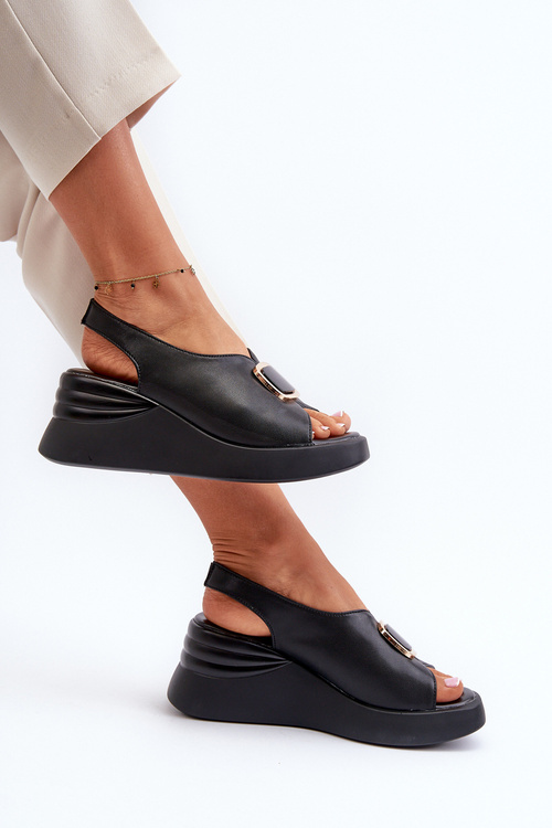 Kožené dámské sandály na klíně s ozdobou černé Salvania