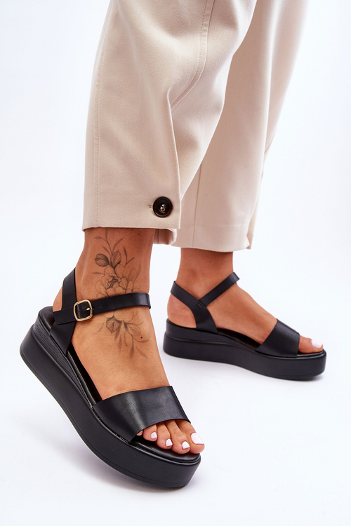 Pohodlné kožené sandály na klínu černá Tifena