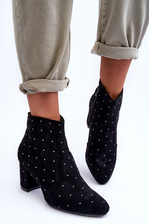 Dámske semišové topánky zdobené čiernymi gombíkmi