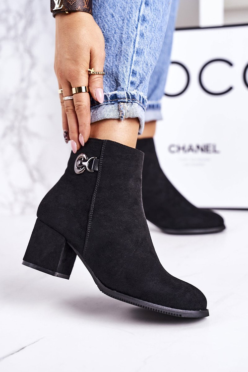 Klasické izolované topánky pre dámske topánky na čiernom úspechu