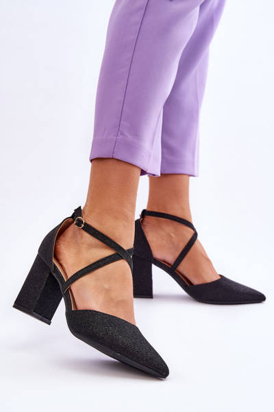 Módne lesklé čerpadlá na čiernom galaxii