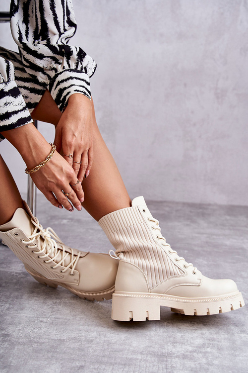 Dámske tašky s béžovými ponožkami