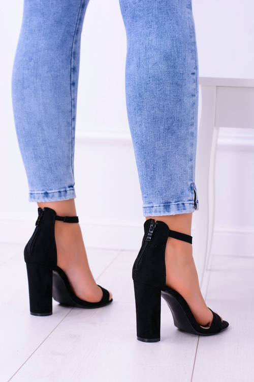 Dámske čierne sandále na mieste Suede Mondela