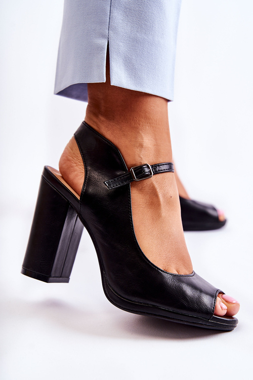 Kožené sandále na čiernom visali stĺpiku