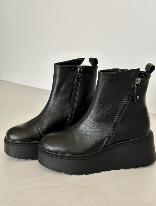 Zateplené dámské botky na kotníku s platformou a ekokůží černé Vinceza 58339