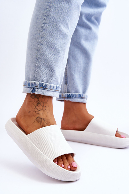 Módne svetlé žabky