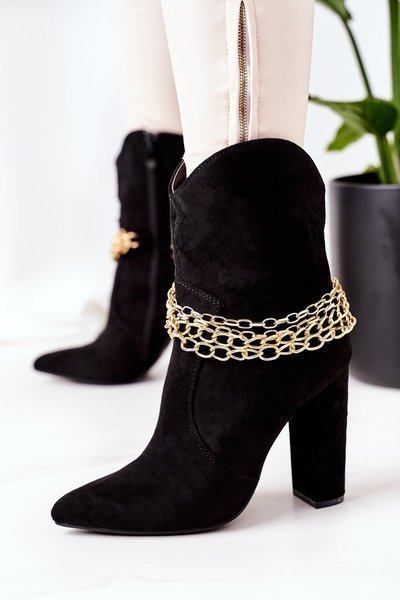 Izolované topánky na stĺpiku čierny dobrý dojem