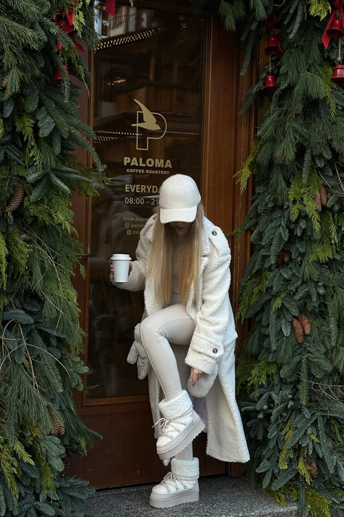 Zviazané dámske snehové topánky na silnom béžovom loso