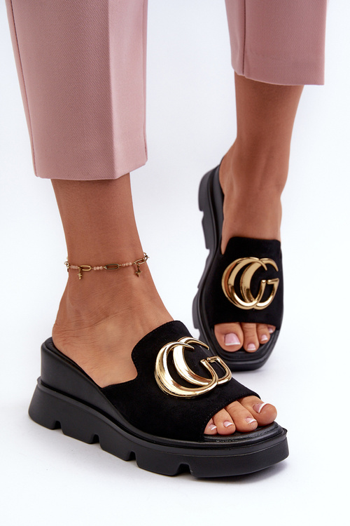 Dámske Papuče Z Eko Semišu Na Klíne A Platforme So Zlatou Dekoráciou Vinceza 58295 Čierne