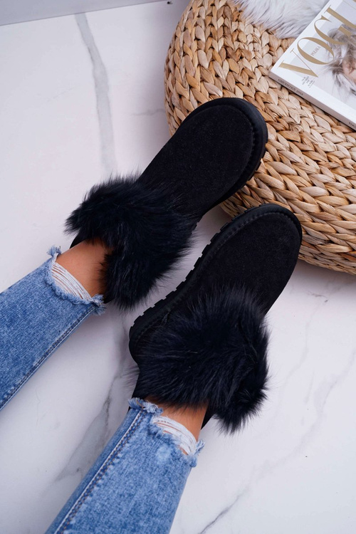 Dámske snehové topánky izolované kožušinovým semišovým čiernym mementom