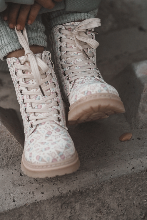 Izolované detské topánky pre béžový zips dolida