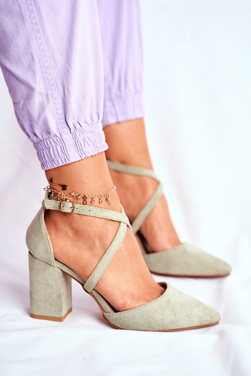 Dámske čerpadlá na stĺpe zelenej dopravy