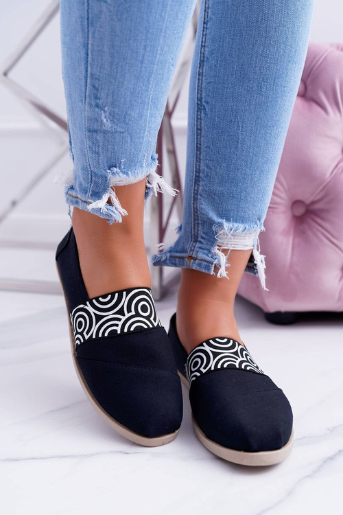 Čierna látka Tomsy skĺznutá na kruh