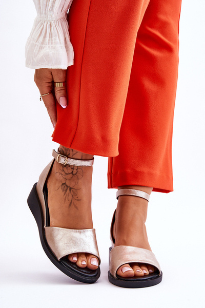 Dámské klasické kožené sandály na klínu zlaté Truett