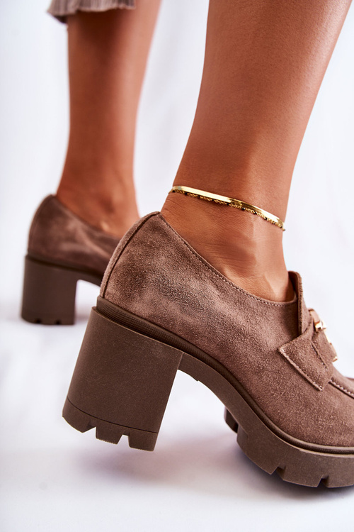 Elegantné topánky na stĺpi