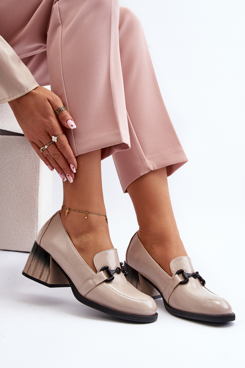 Lakové topánky na opätku béžové Nireva