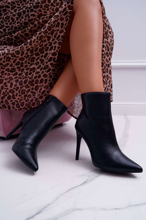 Dámske topánky na vysoký Spitz čierny izolovaný pot.