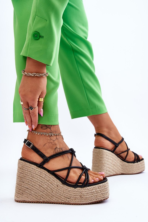 Módne klinové sandále s čiernym Nessia Braid