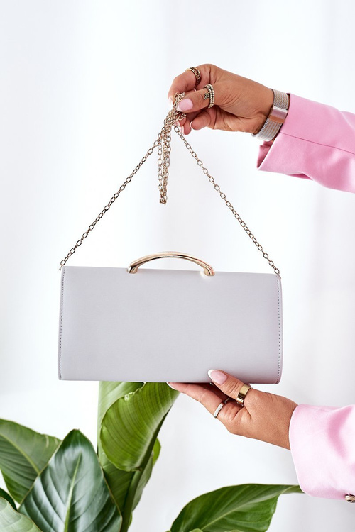 Elegantná spojka so sivou reťazou