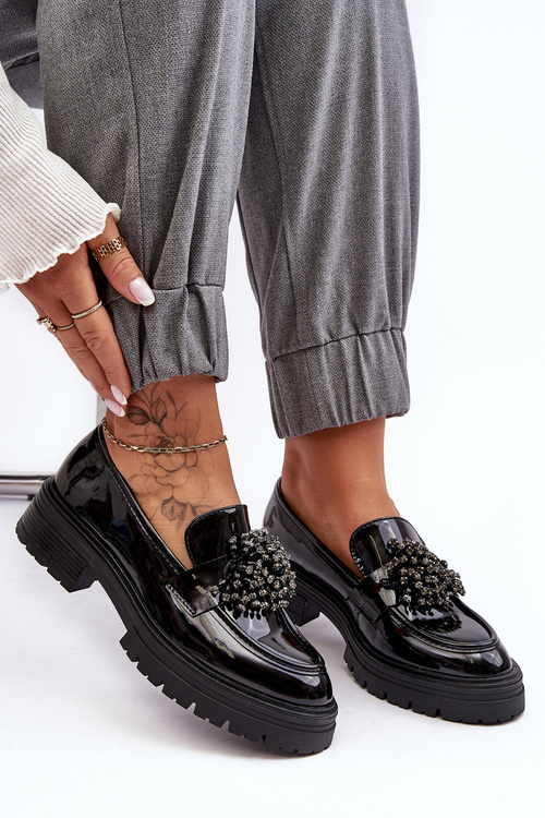 Lakované dámske topánky zdobené čiernou annelou