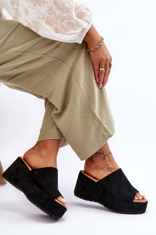 Ženské papuče na masívnej platforme Czarne Martina